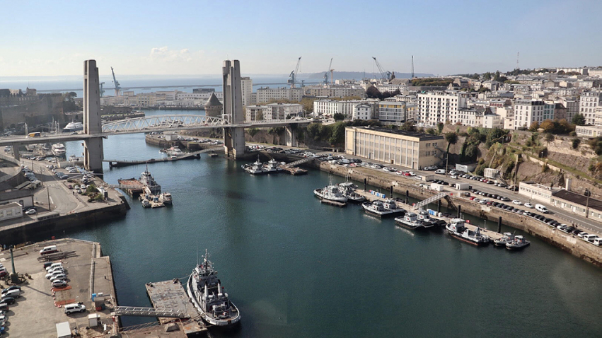 Cocktail vision attaque Brest pour sa réglementation sur les panneaux lumineux